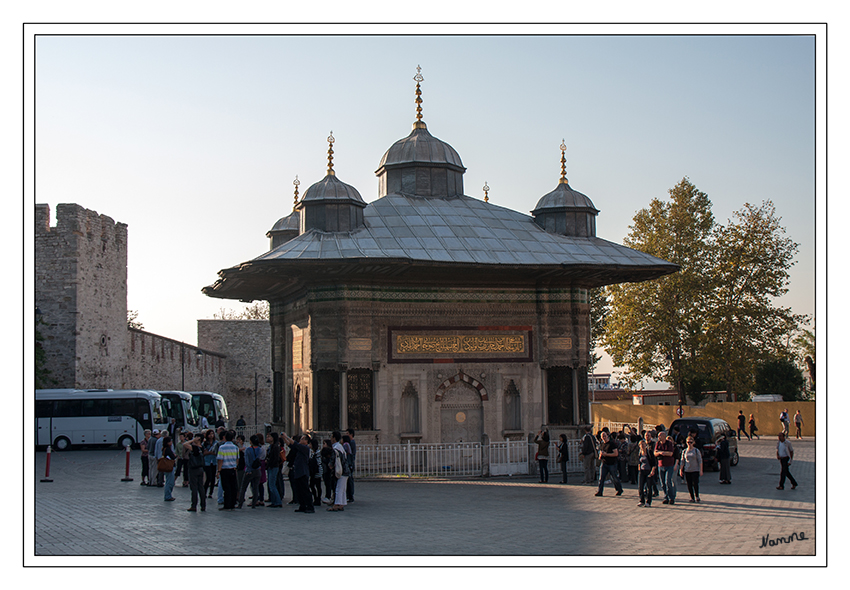 Topkapi Palast
Der Sultan Ahmed III. Brunnen ist ein in form einer kleinen Villa errichteter Brunnen unmittelbar vor dem Tor des Topkapi Palastes.
Schlüsselwörter: Türkei Istanbul