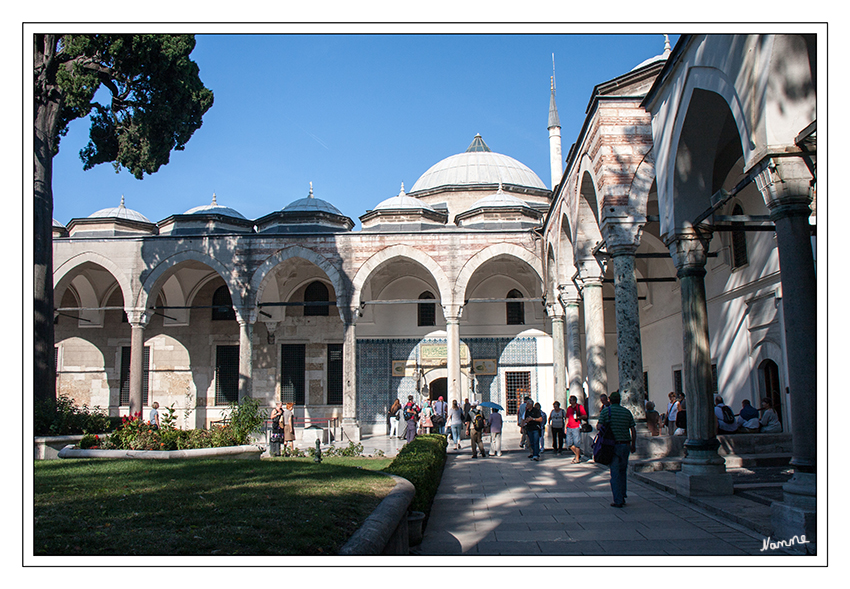 Topkapi Palast
Seit 1923 ist im Palast ein Museum untergebracht. Es beherbergt Porzellan, Handschriften, Porträts, Gewänder, Juwelen, Waffen, eines der ältesten Koranexemplare oder auch Barthaare des Propheten Mohammeds.
Schlüsselwörter: Türkei Istanbul