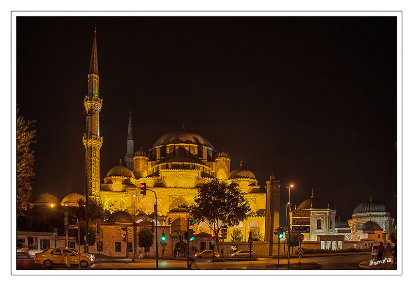Istanbul Impressionen
Prinzenmoschee
Süleyman der Prächtige ließ diese Moschee als Sühnedenkmal für den auf seinen Befehl getöteten Kronprinzen Mehmet vom Architekten Sinan 1544-48 errichten.
Schlüsselwörter: Türkei Istanbul