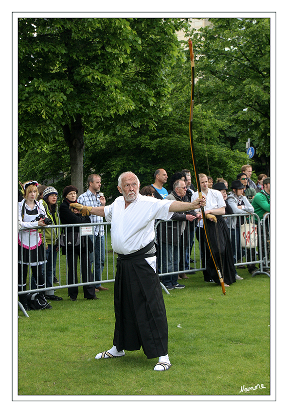 Japantagimpressionen
Der Yumi (Bogen) ist asymmetrisch geformt, der obere Wurfarm ist deutlich länger als der untere.
Schlüsselwörter: Düsseldorf Japantag