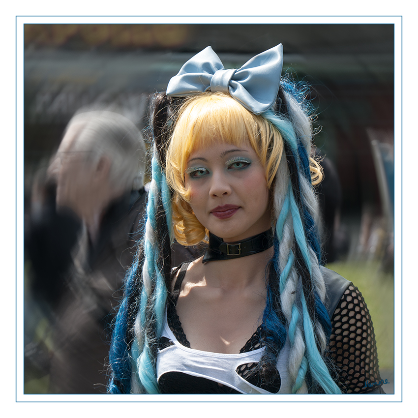Japantagimpressionen
Beim Cosplay stellt der Teilnehmer eine Figur durch Kostüm und Verhalten möglichst originalgetreu dar. Der Charakter kann dabei aus einem Manga, einem Anime, einem Videospiel oder einem Spielfilm stammen. Die Kostüme sind häufig von hoher Qualität.
Schlüsselwörter: Japantag Düsseldorf