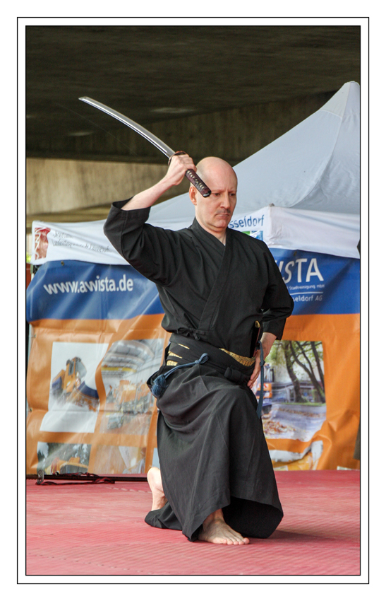 Japantagimpressionen  Aido
Die Besonderheit liegt darin, dass das Schwert so gezogen wird, dass es noch während des Ziehens als Waffe eingesetzt werden kann.
Schlüsselwörter: Düsseldorf Japantag