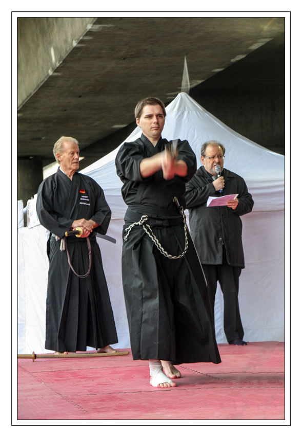 Japantagimpressionen  Aido
Aidō ist der japanische „Weg des Schwertziehens“ und gehört zum großen Bereich der Budō-Disziplinen. Es ist aus der Kampfkunst der alten Kriegerkaste Japans, der Samurai, entstanden.
Schlüsselwörter: Düsseldorf Japantag