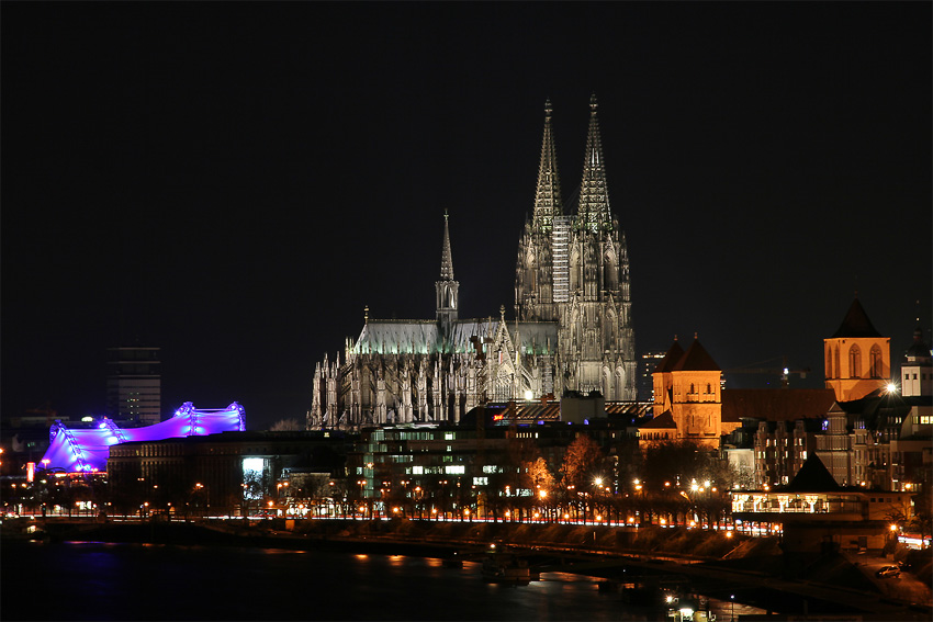 Köner Dom l
Langzeitbelichtung
Schlüsselwörter: Köln   Dom   Nachtaufnahme