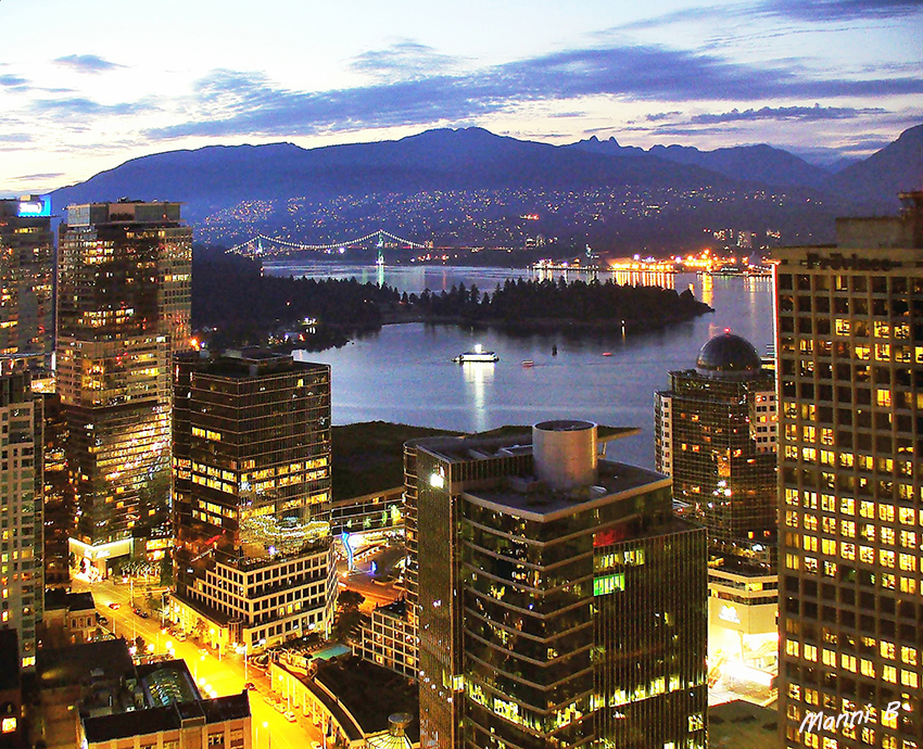 Vancouver bei Nacht l
Einer der Arme des Fraser River trennt die Down-Town von Nord- und West-Vancouver.
Die Brücke beginnt links im Stanley Park (Waldgebiet in Bildmitte und führt in Richtung Westvancouver bzw. Nordvancouver.
Ganz im Bildhintergrund (die Flut von kleinen Lichtern) ist West- bzw. Nordvancouver
Schlüsselwörter: Kanada Vancouver Nachts