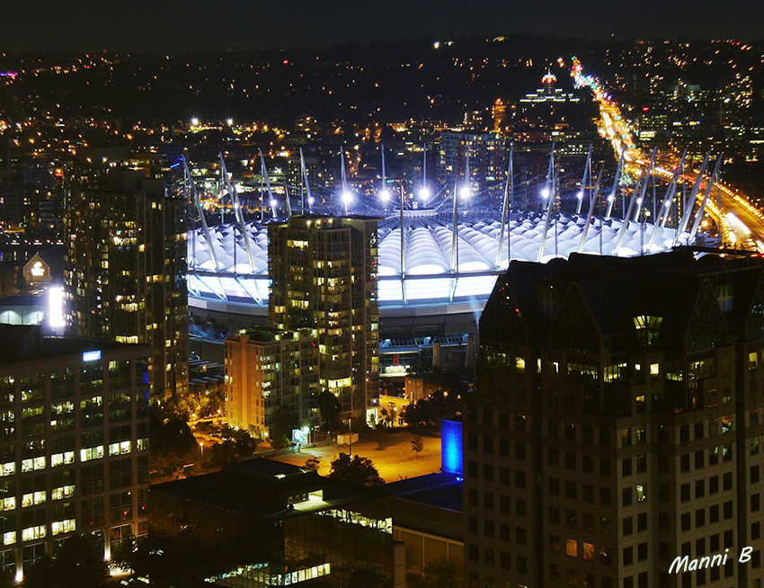 Vancouver bei Nacht lll
Das BC Place Stadium ist ein Mehrzweck-Stadion in Vancouver, Kanada. Es ist das Heimstadion des Canadian-Football-Teams BC Lions und der Fußball-Mannschaft Vancouver Whitecaps FC. Darüber hinaus finden hier regelmäßig Messeveranstaltungen statt.
laut Wikipedia
Schlüsselwörter: Kanada Vancouver Nachts