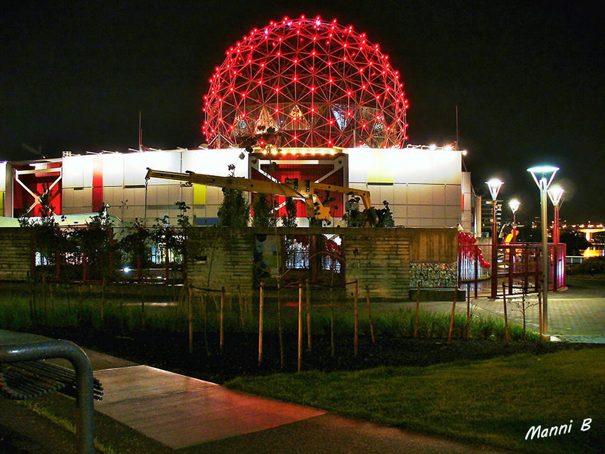 Vancouver bei Nacht V
Science World (seit 2005 offiziell TELUS World of Science Vancouver genannt)
Untergebracht ist das Museum in einer von Richard Buckminster Fuller entworfenen geodätischen Kuppel am östlichen Ende des Meeresarmes False Creek. Die Kuppel war eine der Hauptattraktionen der Weltausstellung Expo 86 und wurde anschließend für 19,1 Millionen CAD umgebaut. Die Eröffnung des Museums erfolgte 1988, ein Jahr später kam das OMNIMAX-Kino im obersten Teil der Kuppel hinzu.
Schlüsselwörter: Kanada Vancouver Nachts
