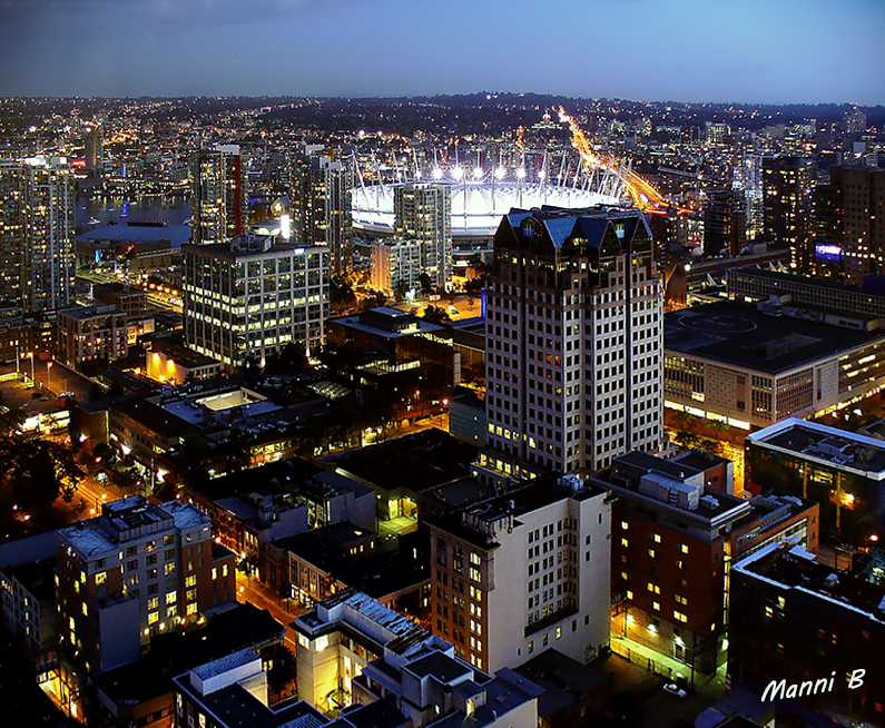 Vancouver bei Nacht ll
Im Hintergrund ist das BC Place Stadium. Das Stadion wurde im Hinblick auf die Weltausstellung Expo 86 errichtet. Bei der Eröffnung war es das weltweit größte Stadion mit einem aufblasbaren Luftkissendach; dieses bestand aus dünnen Teflonschichten.
laut Wikipedia
Schlüsselwörter: Kanada Vancouver Nachts