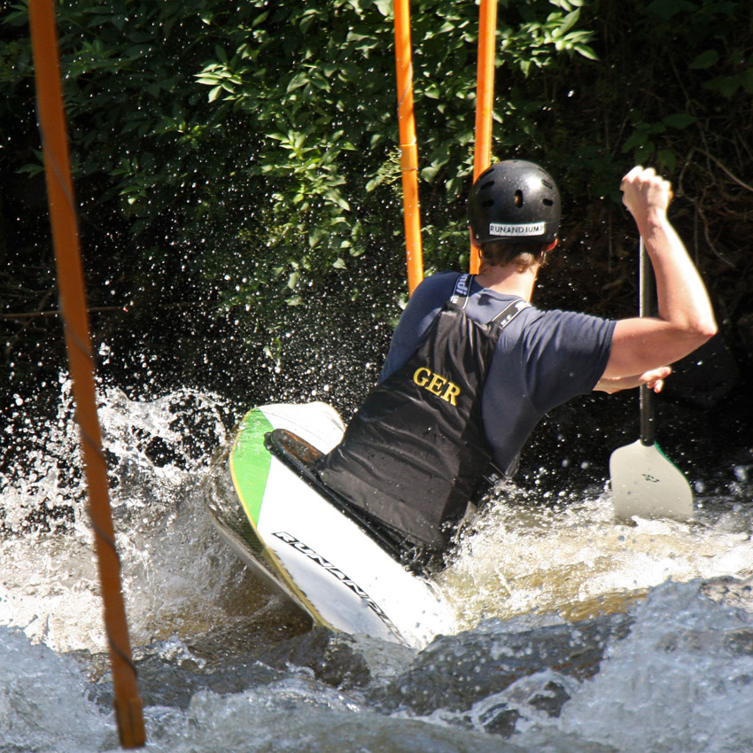 Kanu
Über einem verblockten Wildfluss oder einer künstlich angelegten Wildwasserstrecke werden 18 bis 25 Tore aufgehängt. Sie müssen von den Sportlern so schnell wie möglich durchfahren werden - teils mit, teils gegen die Strömung, was angesichts der Hindernisse und Wellen oft sehr schwierig ist.
Schlüsselwörter: Kanu Slalom