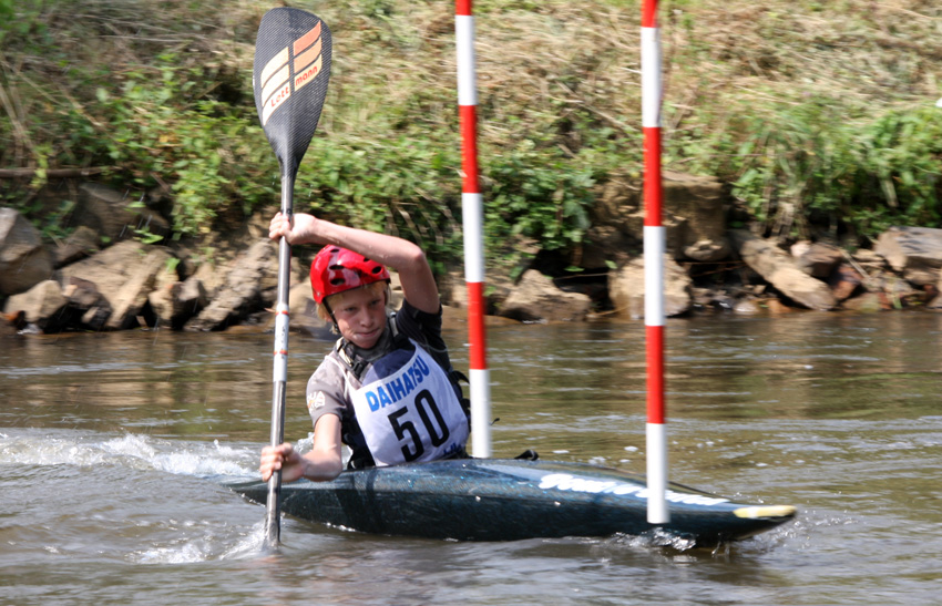 Kanu Slalom
Im ruhigeren Teil der Erft.
Die roten Tore müssen ohne Berührung entgegen der Flussrichtung befahren werden.
Schlüsselwörter: Kanu Slalom Gnadentaler Mühle Dreiländerpokal