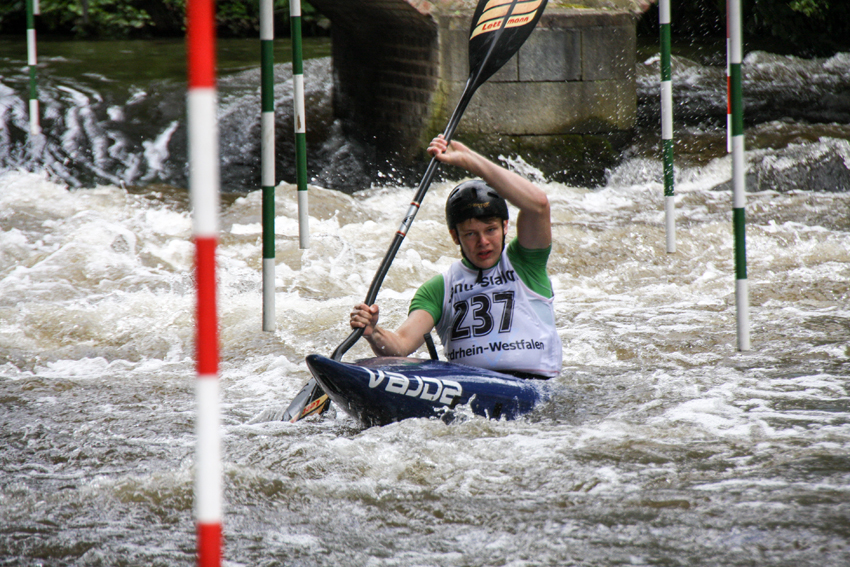 Kanu Slalom
Über einem Wildfluss oder einer künstlich angelegten Wildwasserstrecke werden 18 bis 25 Tore aufgehängt. Ziel dabei ist es, eine mit Toren festgelegte Strecke auf schnell fließenden Wasser in kürzester Zeit fehlerfrei zu befahren. 
Schlüsselwörter: Kanu Slalom Erft Neuss