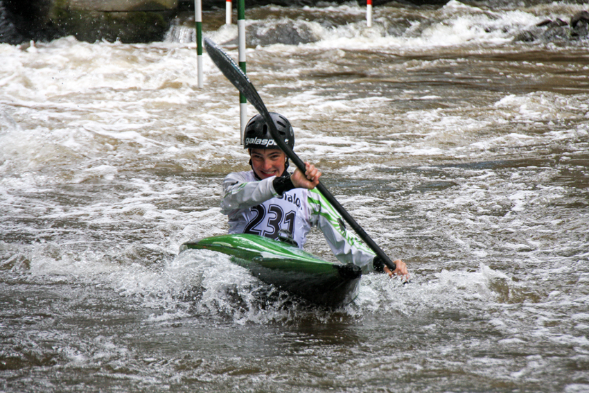 Kanu Slalom
Wird einer der Torstäbe berührt, erhält der Sportler dafür 2 Strafsekunden. Wird ein Tor ausgelassen oder falsch befahren bekommt er sogar 50 Strafsekunden.
Schlüsselwörter: Kanu Slalom Erft Neuss