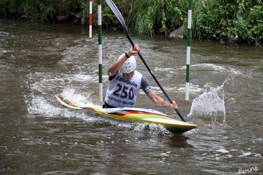 Kanu Slalom 
Die Torstäbe müssen dabei mindestens 20cm über der Wasseroberfläche hängen.
Schlüsselwörter: Kanu Slalom Erft Neuss