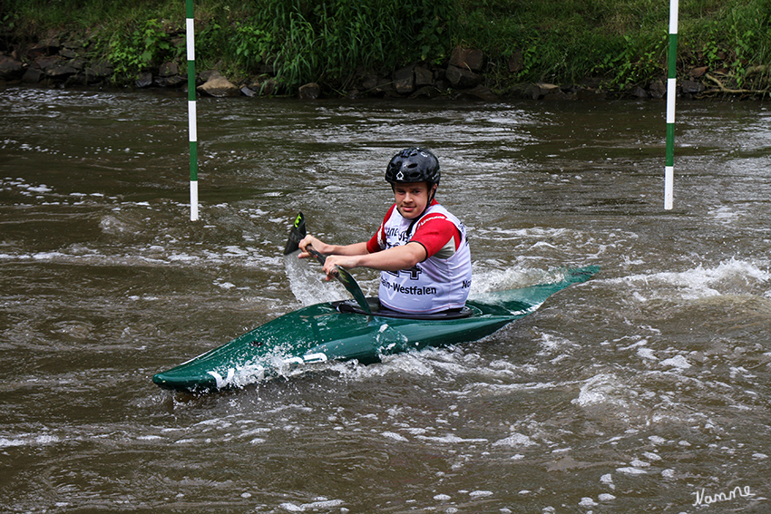 Kanu Slalom
Die meisten Tore sind grün-weiß gekennzeichnete Abwärtstore. Diese sind in Fließrichtung zu durchfahren
Schlüsselwörter: Kanu Slalom Erft Neuss