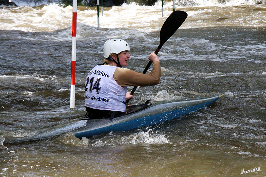 Kanu Slalom
Eine Strecke besteht aus einem zwischen 250 und 400 m langen Abschnitt, der eine Mindesttiefe von 40 cm und eine Fließgeschwindigkeit von mindestens 2 m/sec (= 7,2 km/h) aufweisen soll. 
Schlüsselwörter: Kanu Slalom Erft Neuss