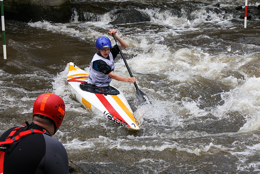 Kanu Slalom
Neben Kanu-Rennsport ist Kanu-Slalom eine der beiden olympischen Kanu-Disziplinen. Jeder Wettkampf besteht im Normalfall aus 2 Läufen. Der jeweils bessere Lauf kommt in die Wertung.
Links im Foto einer der Rettungsschwimmer der für den Notfall plaziert war.
Schlüsselwörter: Kanu Slalom Erft Neuss