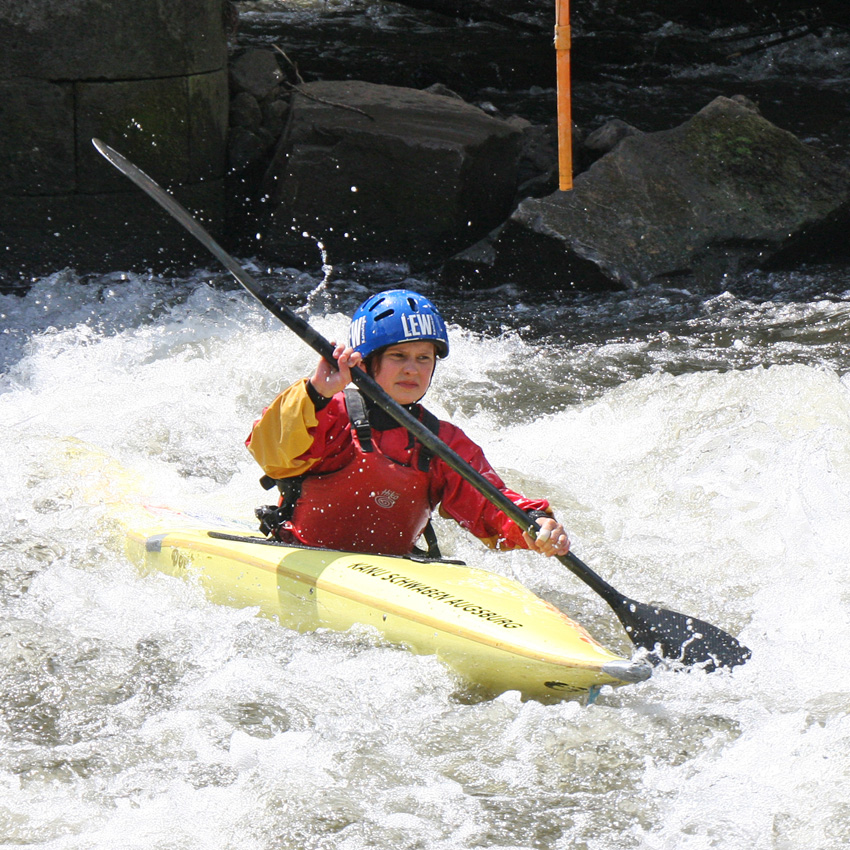 Kanu Slalom
Kanuslalom ist eine Sportart, die richtigerweise Wildwasserslalom heißen müsste. Eine Individualsportart, bei der Athleten und Athletinnen eine durch Tore vorgeschriebene natürliche beziehungsweise künstliche Wettkampfstreckke in kürzester Zeit möglichst ohne Torstabberührung zu durchfahren haben.
Schlüsselwörter: Kanu Slalom