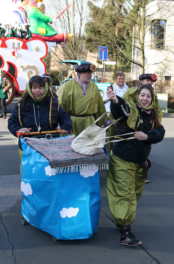 Mit Spaß dabei
Tulpensonntagsumzug in Grefrath
Schlüsselwörter: Karneval     Tulpensonntag     Grefrath