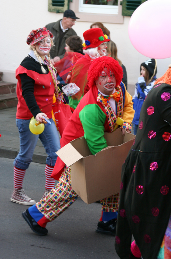 Ganz tief in die Kiste greifen
Tulpensonntagsumzug Grefrath
Schlüsselwörter: Karneval     Tulpensonntag     Grefrath