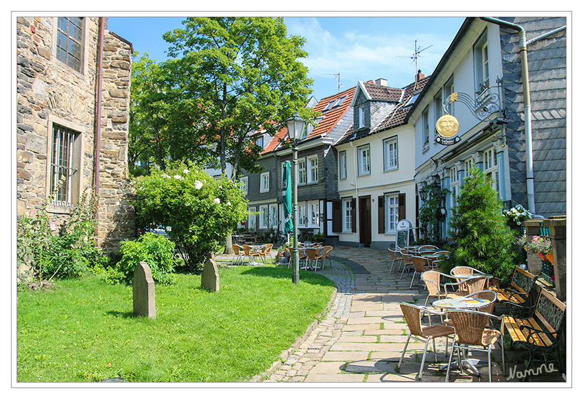 Kirchplatz
Bis 1813 war der heutige Kirchplatz als Kirchhof Begräbnisstätte für die Hattinger Bürger. Danach wurde er aus hygienischen Gründen vor die Stadtmauer verlegt. Einige Grabplatten des alten Kirchhofs sind bis heute erhalten.
Der etwas erhöht liegende Platz ist über 5 schmale, zum Teil überbaute Zugänge erreichbar.
Schlüsselwörter: Hattingen