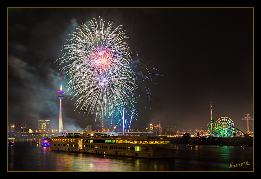 Düsseldorfer Kirmes mit Feuerwerk
Höhepunkt der Größten Kirmes am Rhein ist das Superfeuerwerk. Leider setzte dieses Jahr auch direkt mit dem Beginn Regen ein.
Schlüsselwörter: Düsseldorf Kirmes Feuerwerk