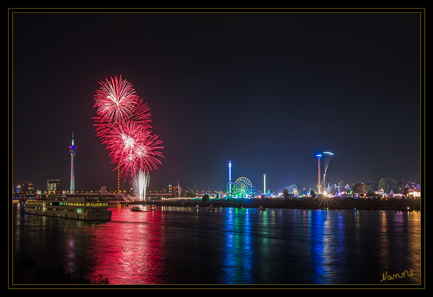 Düsseldorfer Kirmes mit Feuerwerk
Eröffnet wird das Feuerspektakel abends nach Einbruch der Dunkelheit gegen 22.30 Uhr. Beim Rheinkirmesfeuerwerk malen Sternen-Explosionen, Blitzknallbomben und andere explodierende Feuerwerkskörper magisch-schöne Bilder an den nächtlichen Himmel über Düsseldorf und dem Rhein. 
laut rhein-feuerwerk.de
Schlüsselwörter: Düsseldorf Kirmes Feuerwerk