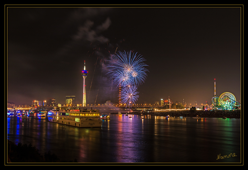 Düsseldorfer Kirmes mit Feuerwerk
Das pyrotechnische Schauspiel findet am letzten Freitag gegen 22:30 Uhr als Wochenend-Veranstaltung zwischen den beiden südlichen Düsseldorfer Brücken, der Oberkasseler Brücke und der Rheinkniebrücke, statt. 
laut rheinkirmes.com
Schlüsselwörter: Düsseldorf Kirmes Feuerwerk