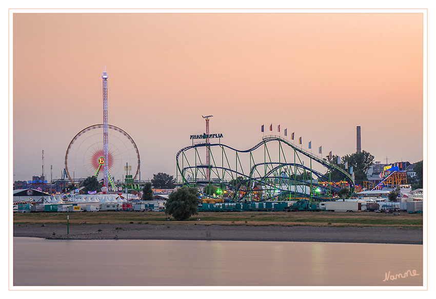 Düsseldorfer Kirmes
Das Nostalgie Riesenrad bietet aus 55m einen tollen Ausblick, davor der Hangover Tower, der die Passagiere auf 80m befördert.
laut rp-online.de
Schlüsselwörter: Düsseldorf Kirmes