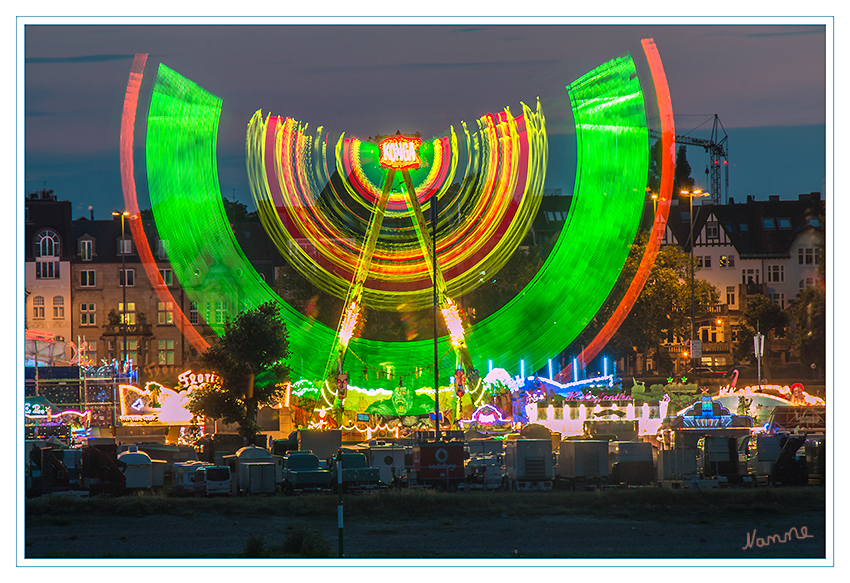 Düsseldorfer Kirmes
Langzeitbelichtung - Konga XXL Schaukel auf der Oberkasseler Rheinwiese 2015
Schlüsselwörter: Düsseldorf Kirmes