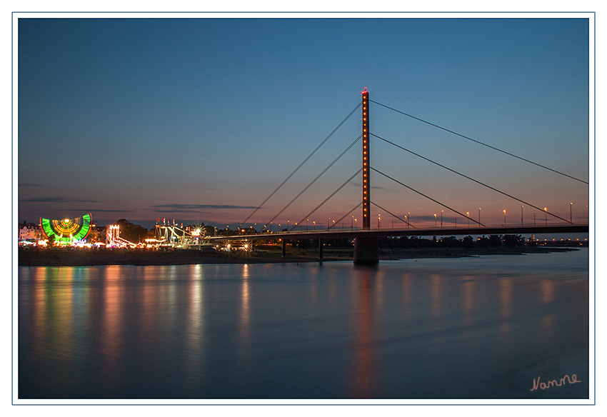 Düsseldorfer Kirmes
Oberkasselder Brücke und bereits zum 114. Mal wird 2015 die große Kirmesstadt an ihrem malerisch gelegenen Standort auf den Oberkasseler Rheinwiesen aufgebaut.
Schlüsselwörter: Düsseldorf Kirmes Oberkasseler Brücke