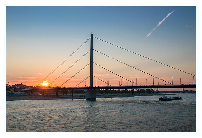 Oberkasseler Brücke
mit wunderschönem Sonnenuntergang
Schlüsselwörter: Düsseldorf Oberkasseler Brücke Sonnenuntergang