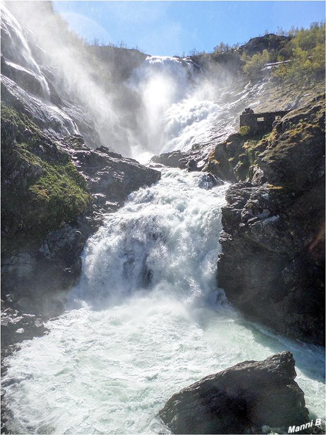 Flambahn - Wasserfall Kjosfossen
Beim Wasserfall Kjosfossen wird ein Stopp eingelegt, um Möglichkeit zum Fotografieren zu geben.
Der Kjosfossen ist ein sagenumwobener Wasserfall in Norwegen.
Schlüsselwörter: Norwegen, Flamsbahn