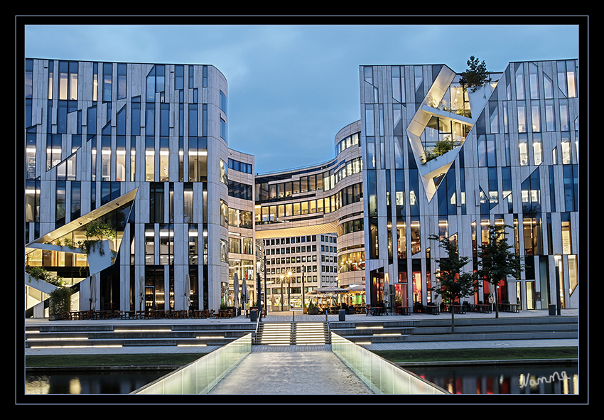 Kö - Bogen
zur blauen Stunde
Schlüsselwörter: Düsseldorf, Kö Bogen