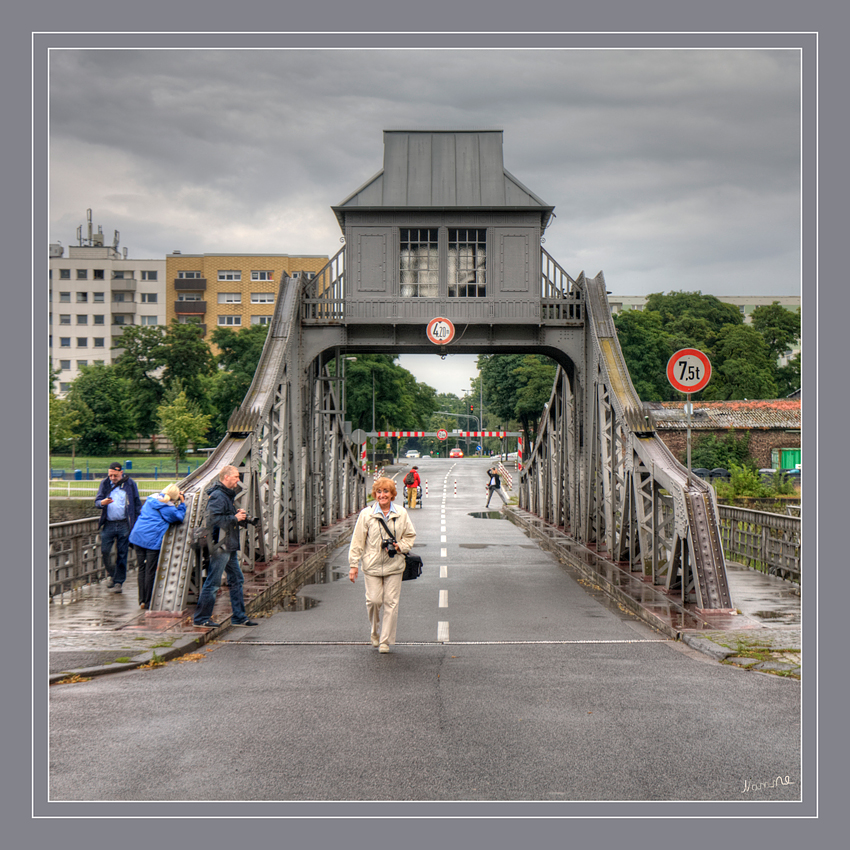 Drehbrücke
Die Brücke funktionierte einwandfrei, bis sie im Februar 2008 durch ein Schiff beschädigt wurde. Inzwischen ist die Brücke repariert, jedoch aus verkehrspolitischen Gründen am Wochenende für den Autoverkehr gesperrt. Fußgänger und Radfahrer können die Brücke auch an Wochenenden passieren.
Schlüsselwörter: Köln Deutz Drehbrücke