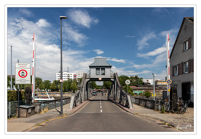 Kölntour - Deutzer Drehbrücke
Deutzer Drehbrücke mit Steuer­häuschen, links Hinweisschild auf die Sperrung an den Wochenenden. laut Wikipedia
Schlüsselwörter: Köln; Deutzer Drehbrücke