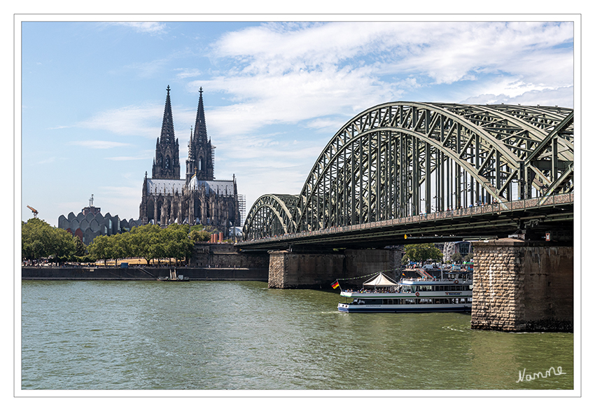Kölntour - Die andere Rheinseite
Die Hohenzollernbrücke gehört als fester Bestandteil zum Stadtbild von Köln und dem Kölner Dom. Der Kölner Dom ist eine der größten Kathedralen im gotischen Baustil.
Schlüsselwörter: Köln; Dom