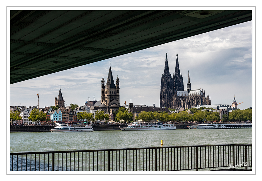 Kölntour - Die andere Rheinseite
Kölner Dom und Groß St. Martin. 
Die romanische Kirche am Rheinufer prägte schon die Skyline Kölns, als mit den Arbeiten am Dom nicht einmal begonnen worden war. Die Fundamente rühren aus der Zeit wenige Jahre nach Christus. laut koeln.de
Schlüsselwörter: Köln; Dom