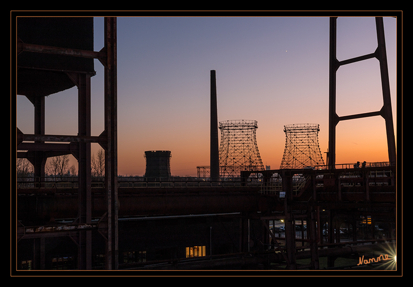 Kokerei Zollverein
Ausblick Richtung weiße Seite
Im Jahr 2000 wurde die Kokerei Zollverein mit den Bereichen der Koksproduktion (schwarze Seite) und der chemischen Produktion zur Gewinnung der Nebenprodukte (weiße Seite) unter Denkmalschutz gestellt.  laut Wikipedia
Schlüsselwörter: Kokerei Zollverein