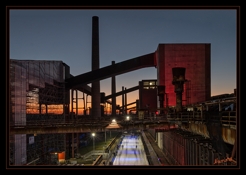 Kokerei Zollverein
Wo früher noch die Kokerei sengende Hitze in die Luft pustete und kantige Kumpel Kohle abbauten, kann man jetzt Eislaufen. Seit 2002 hat die Zeche Zollverein in Essen im Winter ihre eigene Eislaufbahn - mit Zehntausenden Besuchern. laut derwesten.de 
Schlüsselwörter: Kokerei Zollverein, Essen