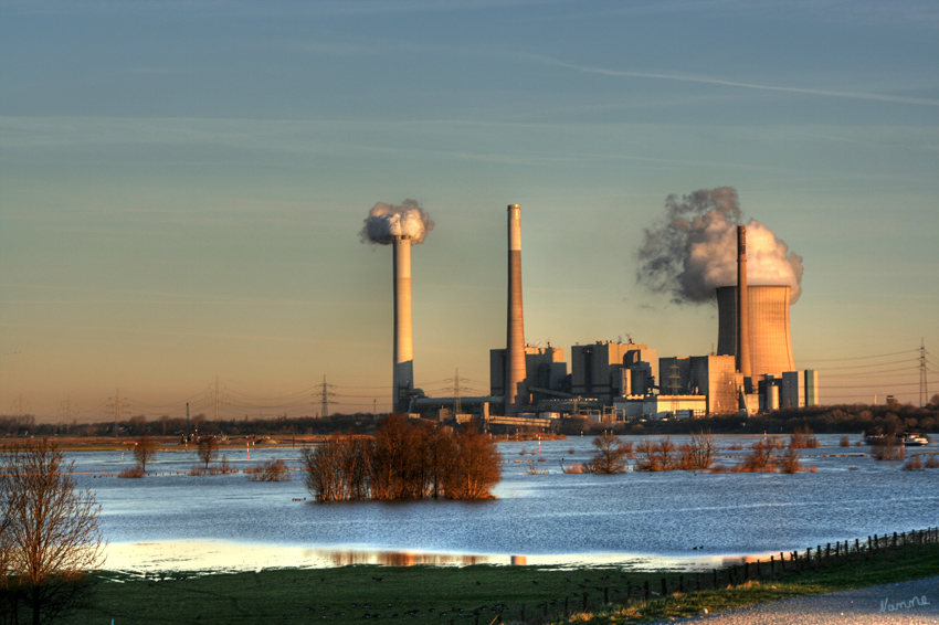 Kraft und Natur
Eine ganz besondere Lichtsituation
Schlüsselwörter: Kraftwerk      Duisburg     Walsum