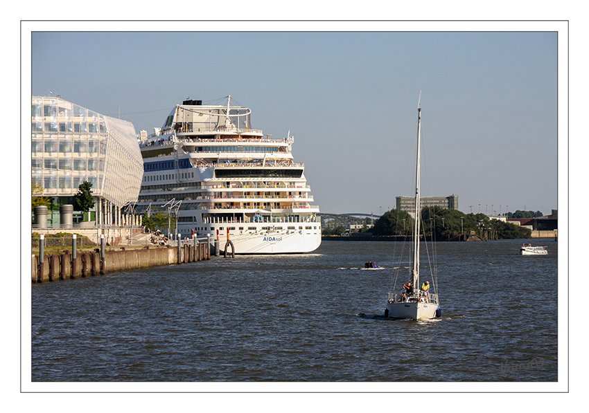 Hamburg - Aida
Die Aidasol ist das achte Schiff in der Aida - Flotte und seit ihrer Taufe 2011 regelmäßig im Hamburger Hafen. laut hamburg.de
Schlüsselwörter: Hamburg, Aida