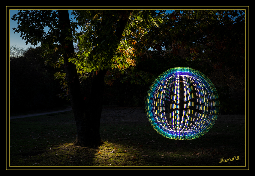 40 - Bunte Kugel
Lichtmalerei
Schlüsselwörter: Lichtmalerei , Light Painting