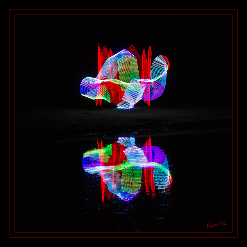 Spiegelung
Schlüsselwörter: Lichtmalerei , Light Painting