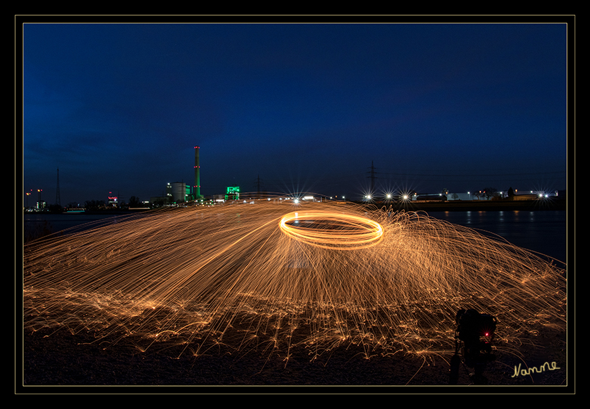 Ufo
LP mit Stahlwolle
Schlüsselwörter: Lichtmalerei ,    Light Painting,  Stahlwolle