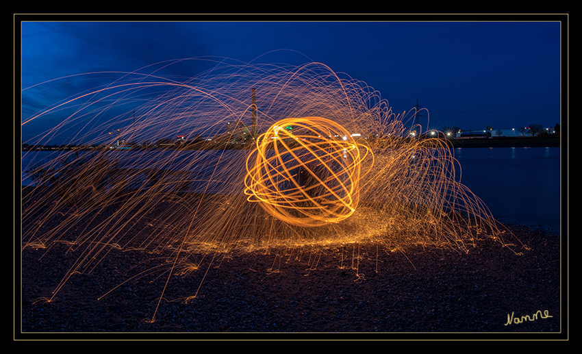 15 - Freestyle
LP mit Stahlwolle
Schlüsselwörter: Lichtmalerei , Light Painting, Stahlwolle