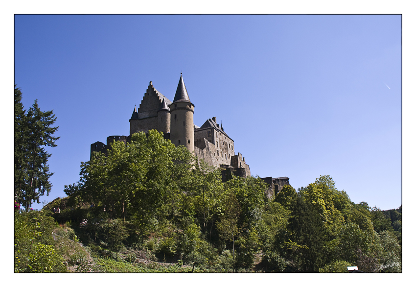 Burg Vianden
ist eine mittelalterliche Befestigungsanlage in Vianden im gleichnamigen Kanton Vianden in Luxemburg.
Schlüsselwörter: Vianden        Luxenburg