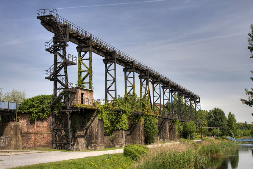 LaPaDu
Was verbirgt sich hinter dem sperrigen Begriff Landschaftspark Duisburg-Nord? Hier präsentiert sich eine riesige, 200 Hektar große Industriebrache, die im Laufe von über zehn Jahren zu einem Multifunktionspark neuen Stils umgestaltet wurde.
Schlüsselwörter: LaPaDu            Landschaftspark Duisburg