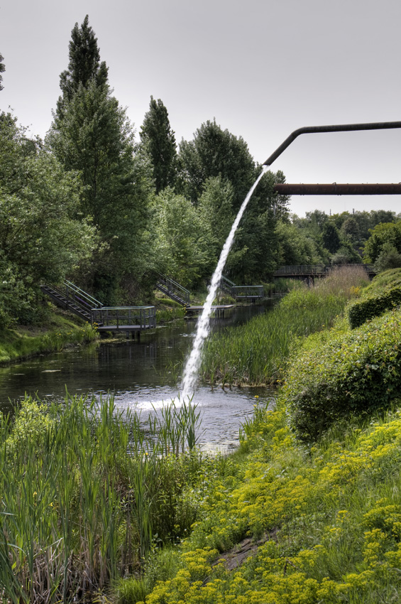 Landschaftspark Duisburg
Der Klarwasserkanal ist heute ein wichtiges Element des Wasserkonzepts des Landschaftsparks. In seinem geraden Verlauf wechseln sich Tief- und Flachwasserzonen ab. Über einige Stufen gelangt man an mehreren Stellen auf kleine Terrassen unmittelbar am bzw. im Wasser.
Schlüsselwörter: LaPaDu       Landschaftspark Duisburg