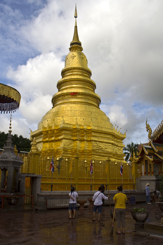 Wat Pratat Haripoochai
Unter einen Chedi (man könnte auch Stupa oder Pagode dazu sagen) versteht man ein gewölbtes Gebäude, meistens ziemlich hoch, unter dem Reliquien des Buddhas oder wichtiger religiöser Lehrer begraben sind.
Schlüsselwörter: Thailand