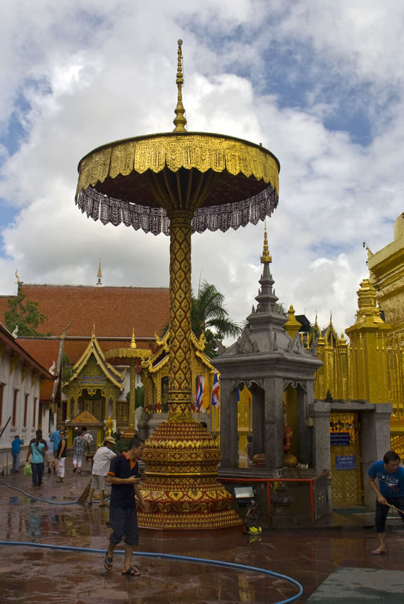 Wat Pratat Haripoochai
Lampoon Ehrenschirm
Schlüsselwörter: Thailand